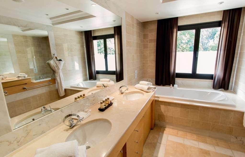 Hotel & Spa Le Pavillon Charbonnieres-les-Bains Facilities photo